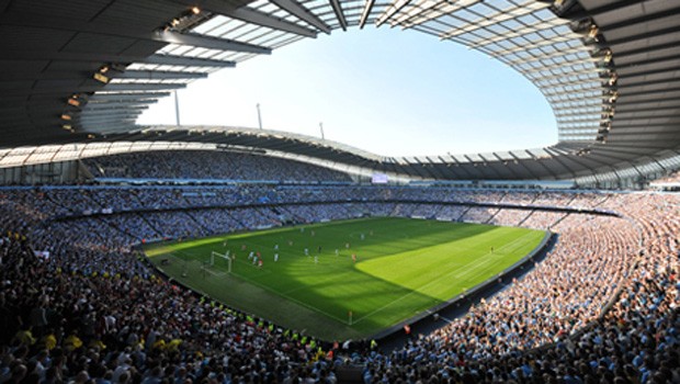 Ethiad: 100 Meilen für ein Los. Der Gewinner darf mit Manchester City im Ethiad Stadium in Manchester trainieren.