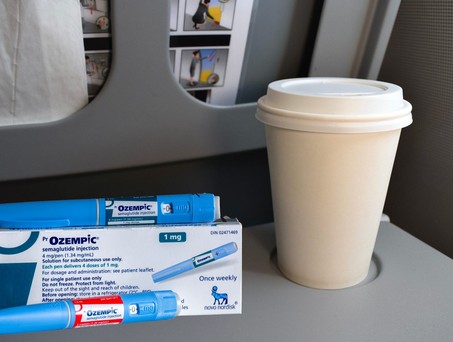 Eine Schachtel Ozempic auf einem Flugzeugtisch: Airlines könnten durch leichtere Reisende Millionengewinne entstehen.