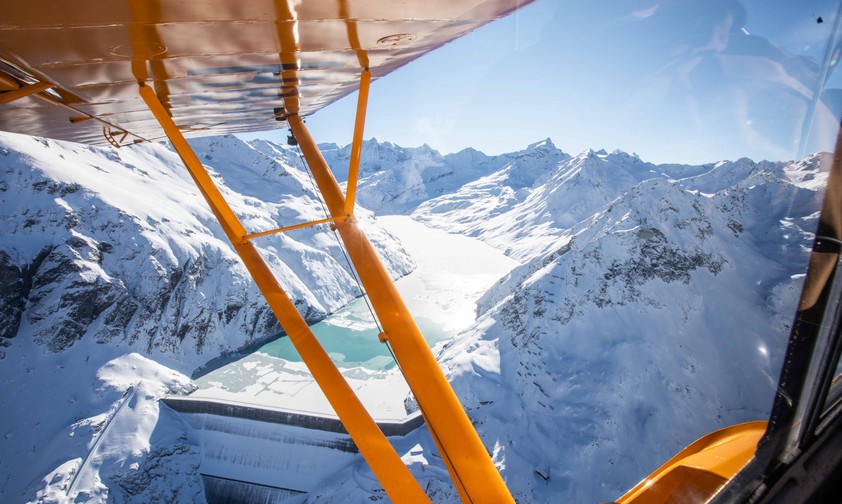 Der Blick vom Flugzeug auf die Grande Dixence-Staumauer.