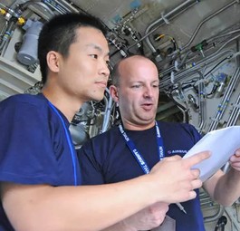 Angestellte der Endmontagelinie in Tianjin: Erste Lieferung nach Europa.