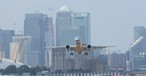 Embraer E2 in London-City: Der Flughafen will länger göffnet sein.