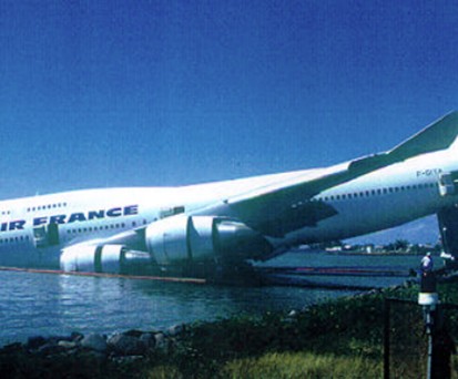 Jumbo-Jet mit der Nase im Wasser: Später hob die 747 wieder ab.