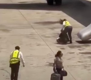 Reisende mit Handgepäck: Bei der Evakuierung muss es im Flugzeug bleiben.