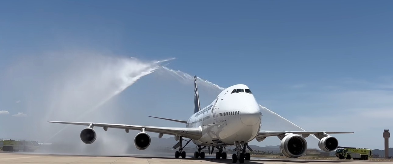 Wassersalut zum Abschied für die N787RR: geht nach 45 Jahren in Rente.