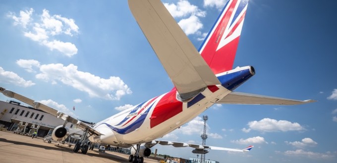 Auf dem Leitwerk prangt groß der Union Jack.