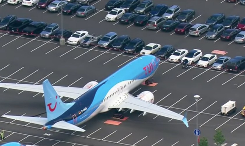 737 Max von Tuifly stehen auf Mitarbeiterparkplatz