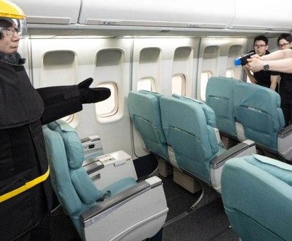 Training bei Korean Air: Umgang mit Tasern will gelernt sein.