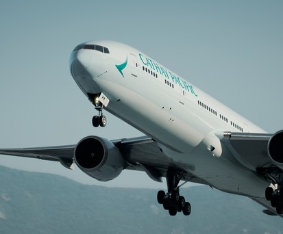 Eine Boeing 777-300 ER von Cathay Pacific: Die Airline bringt eine neue Business-Class und eine neue First Class auf den Markt.