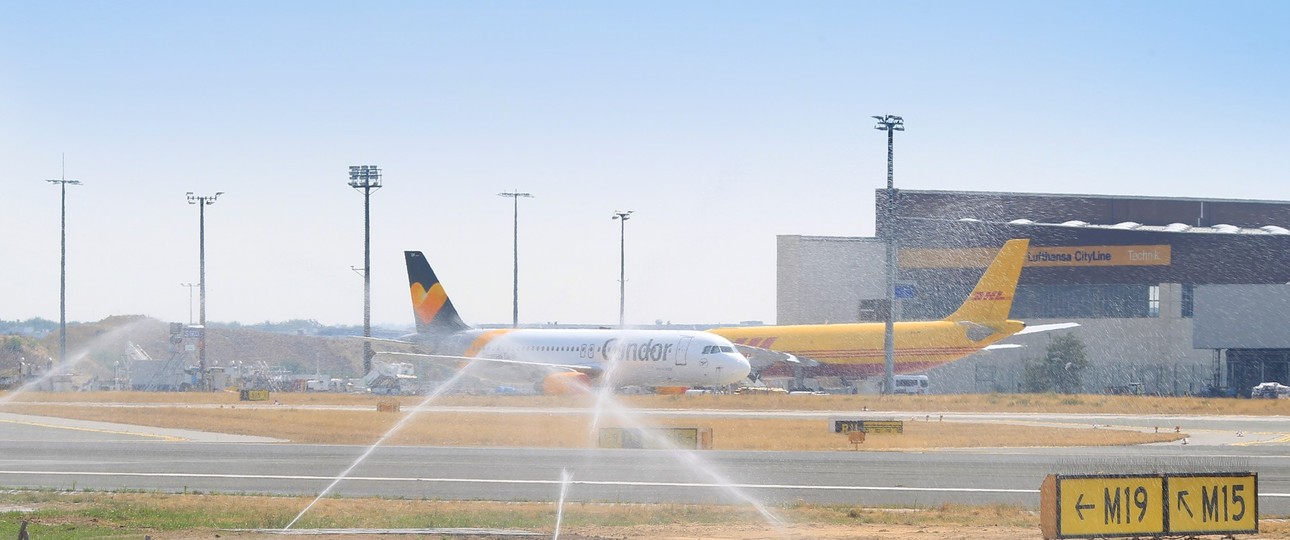 Rasensprenger am Flughafen Frankfurt (im Jahr 2018): Auch aktuell herrscht Hitze.