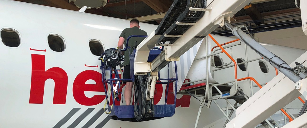 Hier wird die Sonderlackierung auf der Embraer E190 ...