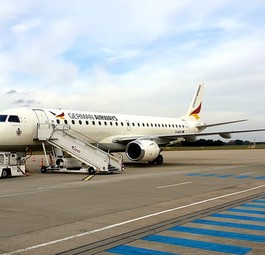 Flugzeug von German Airways in Rostock: Die Airline gehört Zeitfracht.