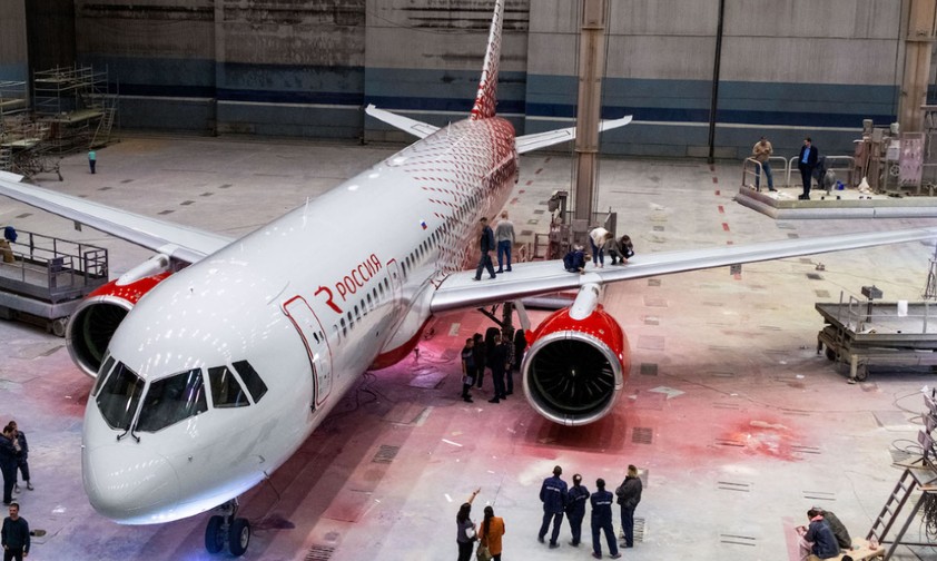 Die erste Irkut MS-21 in der Lackierung einer Fluggesellschaft: Der Jet ...