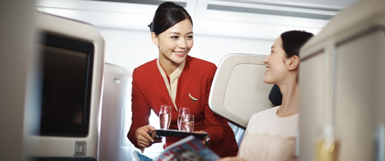 Flugbegleiterin von Cathay Pacific: Der Service soll individueller werden.