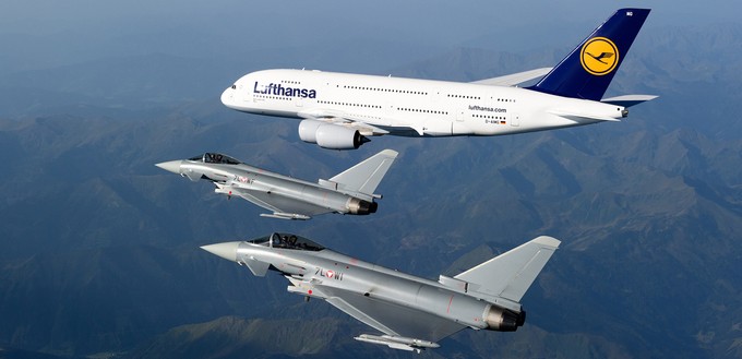 Airbus A380 D-AIMG mit dem Namen Wien und Eurofighter des österreichischen Bundesheeres beim Formationsflug über den Alpen im August 2011.