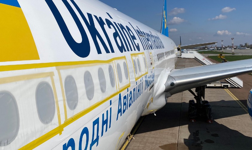 Während der Corona-Krise geparkte Boeing 777-200 von Ukraine International: Die Airline such Einnahmequellen.