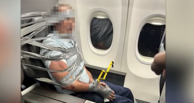 Unruly Passenger auf American Airlines Flug: Der Mann wurde fixiert und bei einer Zwischenlandung in Baltimore der Polizei übergeben.