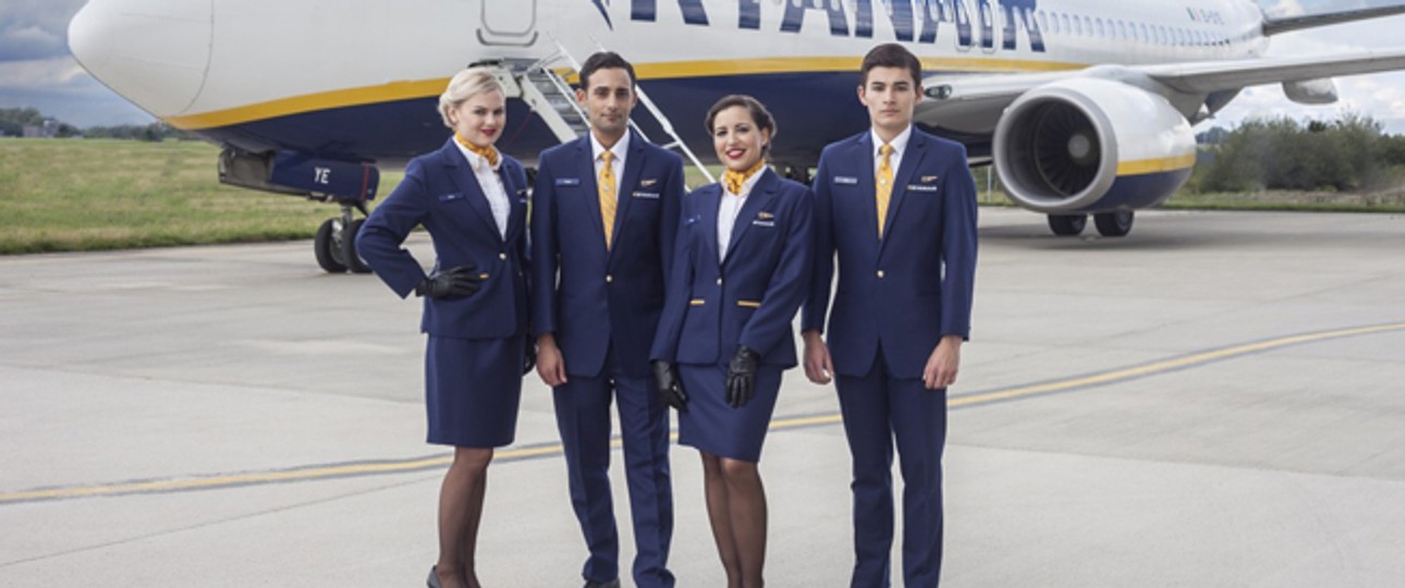 Die neuen Uniformen von Ryanair kommen viel eleganter daher. Ihre Farbe ist Königsblau.