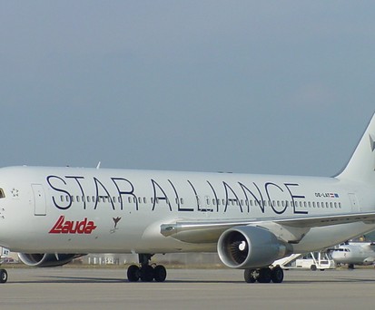 In Kooperation mit Lufthansa und Star Alliance: Boeing 767 von Lauda Air.
