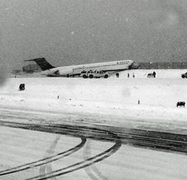 MD-88 von Delta rutscht von Piste