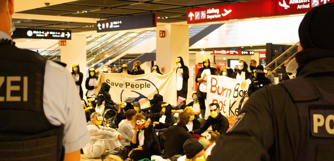 Als Pinguin verkleidete Aktivisten blockierten den Zugang vom Bahnhof zum Terminal. Aus ihrer Sicht muss der Flugverkehr drastisch reduziert werden, um das Klima zu schützen.  Die Stimmung war entspannt. Gestört wurde das Geschehen am Flughafen nicht.