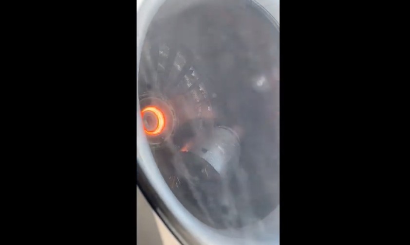 Teil des Triebwerks löst sich im Flug
