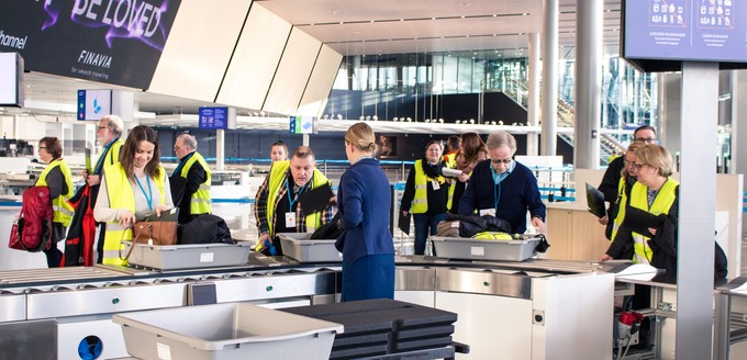 Zwei Stunden lang prüften sie den typischen Ablauf eines Langstreckenfluges und gingen wie gewohnt zuerst durch die Sicherheitskontrollen.