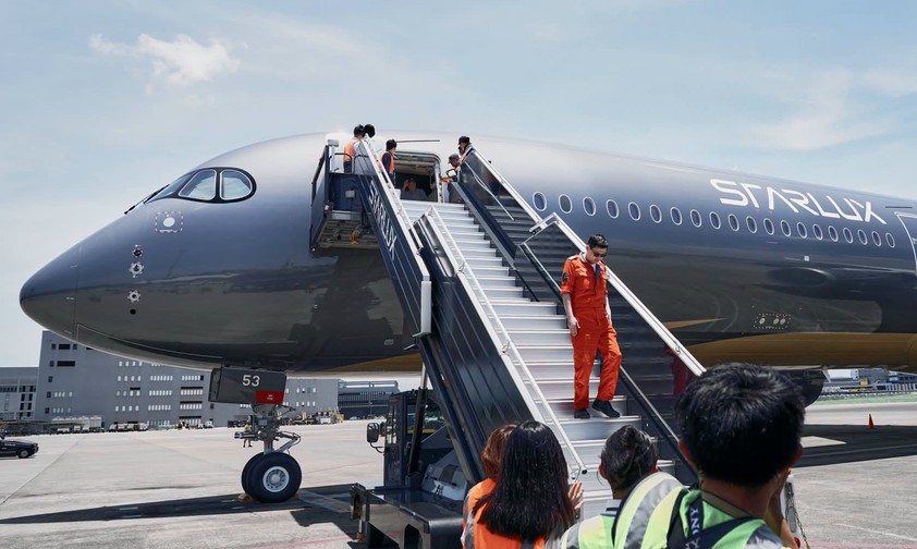 starlux airlines silberner airbus a350 1000