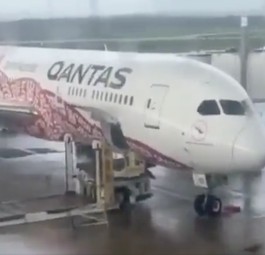 Treffen sich ein Dreamliner und ein Tornado...
