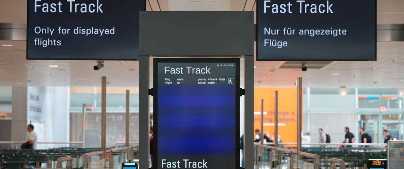 Neue Fast-Track-Spuren am Flughafen München: Lufthansa bietet den Service auch auf allen innerdeutschen Flügen an.