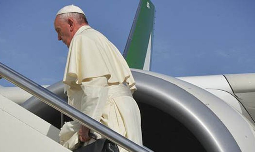 Franziskus: Fliegt er weiterhin mit Alitalia - oder am Ende quasi mit Ryanair?