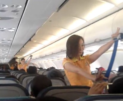 Weder Flugbegleitern noch Passagieren wird bei den Sicherheitshinweisen langweilig gewesen sein.