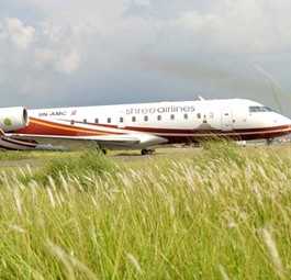 Vorne ein Flugzeug, im Hintergrund ein Helikopter: Shree Airlines beschreitet neue Wege.