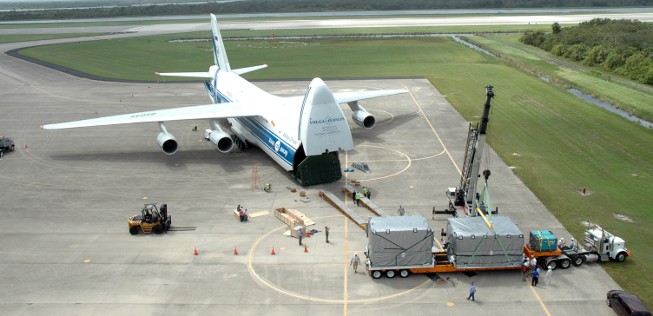 An-124 von Volga-Dnepr beim Entladen: Selbst die Nasa ist auf den Flieger angewiesen.