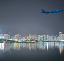 Airbus A330 von Condor über Abu Dhabi (Montage): Die Streifenflieger snd bald im Emirat zu sehen.