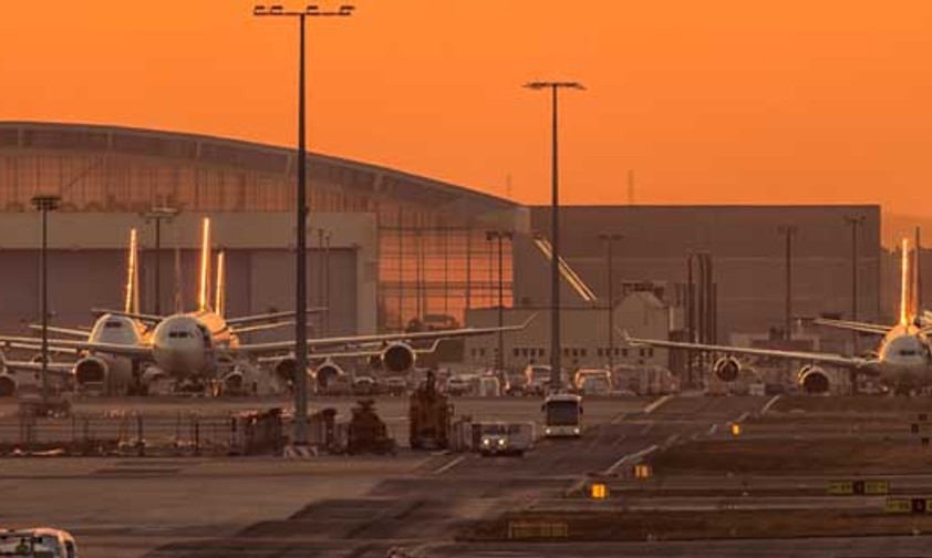 Cargo City Süd in Frankfurt bei Sonnenuntergang.