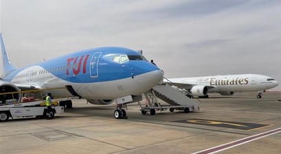 Boeing 737 Max 8 von Tui Airways: Der Reiseveranstalter fliegt Kundinnen und Kunden über den Flughafen Al-Ain aus.