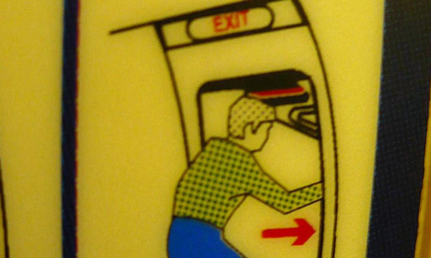Darstellung in den Sicherheitsanweisungen von Ryanair: Beim Notausgang muss jemand sitzen.