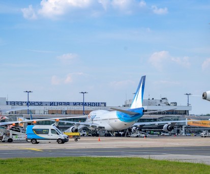 Eine Boeing 747 der Corsair am Flughafen Schönefeld.