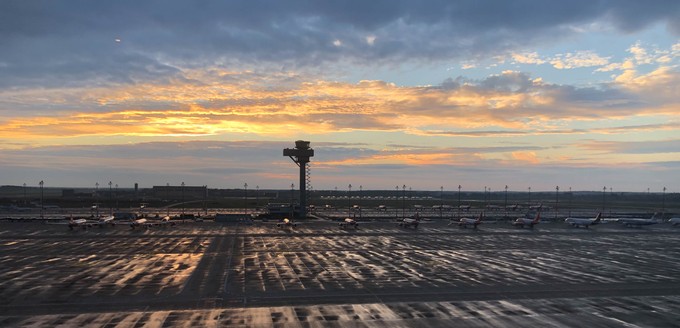 Sonnenuntergang am Sonntag. Seine ersten 24 Stunden im Betrieb hat der BER ohne große Probleme hinter sich gebraucht.