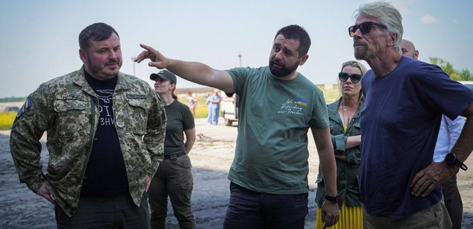 Der ukrainische Unternehmer und Politiker David Arakhamia mit Richard Branson am Flughafen Hostomel: Dort ließ sich ...