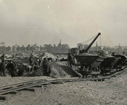Tegel entsteht als Folge der sowjetischen Blockade West-Berlins. 1948 baut die französische Besatzungsmacht mit US-amerikanischen Spezialisten und deutschen Arbeitskräften in 90 Tagen einen neuen Flugplatz. Er hat mit 2428 Metern die damals längste Start- und Landebahn Europas. Das Flugfeld hilft bei der Versorgung der Stadt.