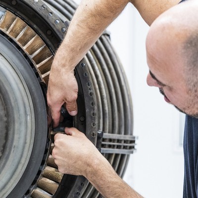 Ein Forscher bei der Triebwerksreinigung: Künftig soll das in 20 Minuten funktionieren.