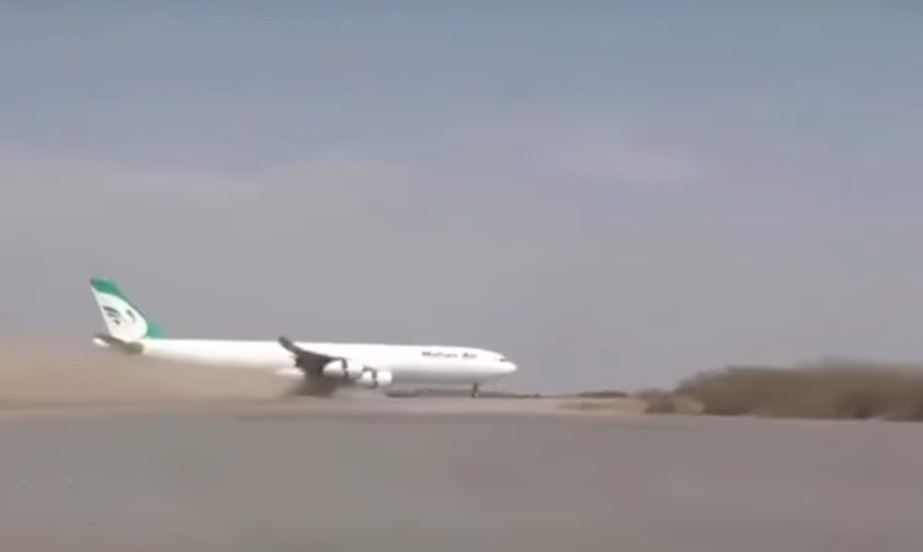 Airbus A340-300 von Mahan Air bei der Landung im Jemen: Der Airport ist seit zehn Jahren gesperrt.
