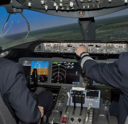 Piloten im Dreamliner-Simulator: Noch in diesem Jahr soll ein Algorithmus mit Simulatorflüge starten.