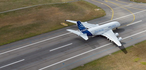 Airbus A380 auf dem Runway: Die Flieger müssen überprüft werden.