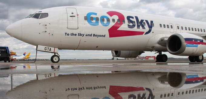 Die slowakische Go 2 Sky war mit vier Boeing 737-800 im Wet-Lease- und Chartergeschäft aktiv. Zu den Kunden gehörten etwa Lot Polish Airlines, Corendon oder Enter Air. Mit Ausbruch der Covid-19-Pandemie brach jedoch das Geschäft ein, so dass die Fluglinie im August den Betrieb einstellte. <a href="https://www.aerotelegraph.com/go2sky-kehrt-zurueck" target="_blank" rel="noopener">Für 2021 ist die Rückkehr angekündigt</a>.