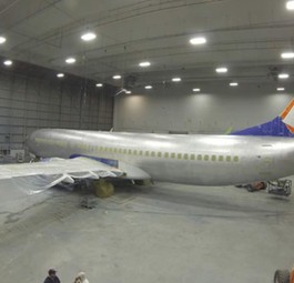 Der Flieger bekommt ein neues Kleid.