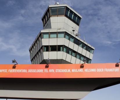 <strong>Berlin-Tegel:</strong> Der längste Flug von der deutschen <a href="https://www.aerotelegraph.com/scoot-flug-berlin-singapur-test-zwoelfeinhalb-stunden-unterwegs-im-billigflieger">Hauptstadt führt mit der Billigairline Scoot nach Singapur</a>. Distanz: 9938 Kilometer. Flugdauer: 12:05 Stunden (planmäßig).