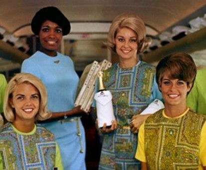 Können Sie erraten, welche Airline ihre Mitarbeiterinnen einkleidete wie bunte Paradiesvögel?