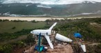 Oben die ausrangierte Boeing 737-200, unten der Strand Nyang Nyang auf der Insel Bali.